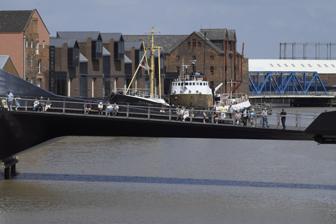 Двигающийся мост в виде запятой на реке Hull