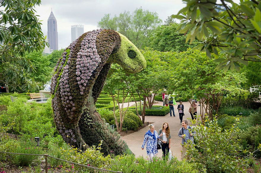 Скульптура из живых цветов в ботаническом саду Атланты