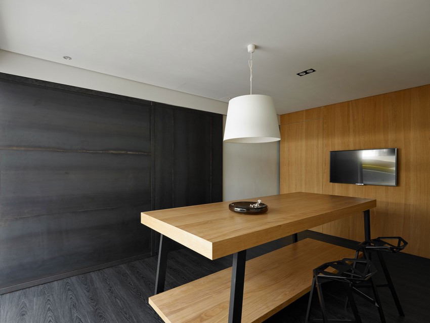 Серый цвет в интерьере дома в Тайване: коричневая мебель