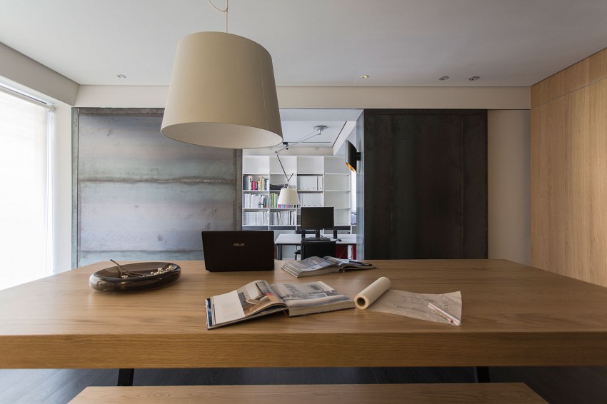 Серый цвет в интерьере дома в Тайване: общая комната и рабочее пространство