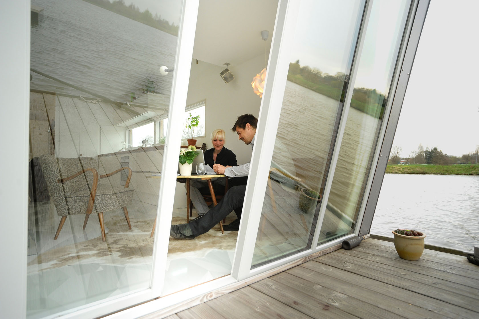 Дизайн интерьера дома в Германии на плавучей платформе от Sascha Akkermann и Flo Florian