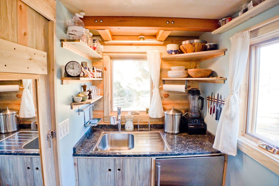 Кухонная зона в деревянном доме на колесах в штате Айова