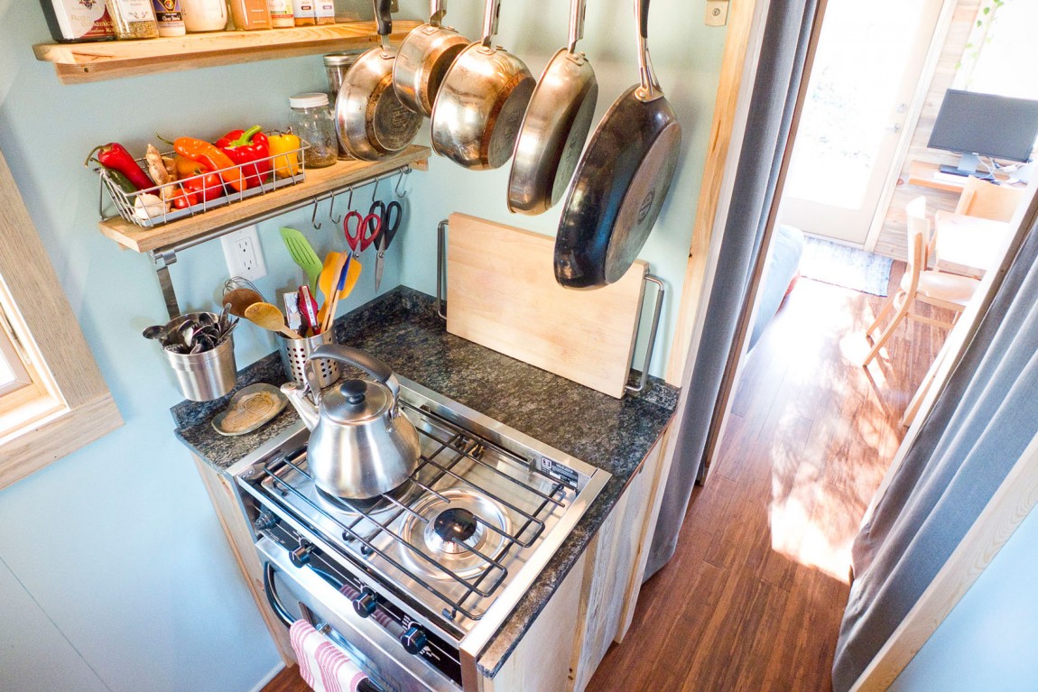 Кухонна плита в деревянном доме на колесах в штате Айова
