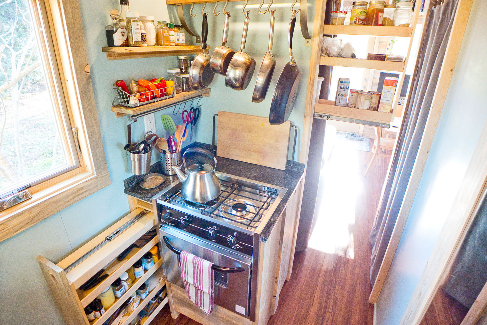 Современная кухонная плита в деревянном доме на колесах в штате Айова