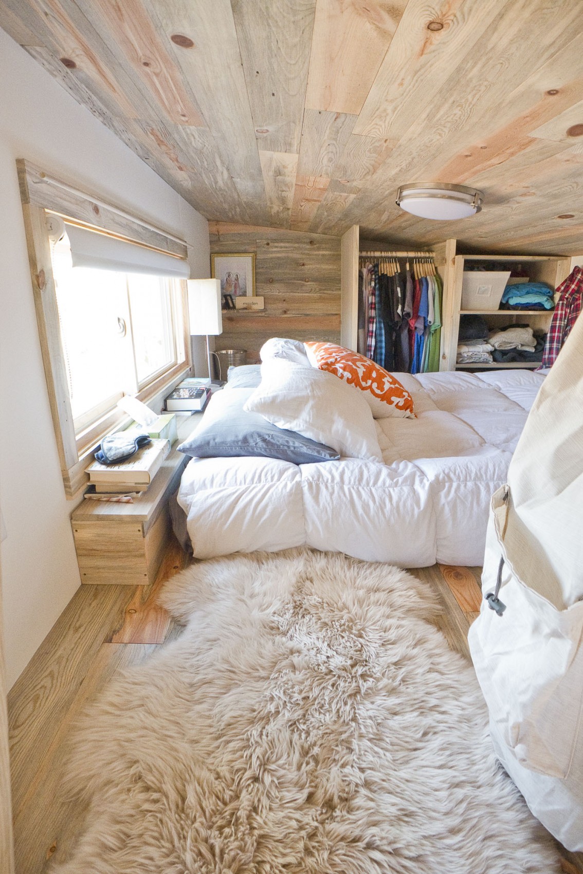 Интерьер спальной зоны в деревянном доме на колесах в штате Айова