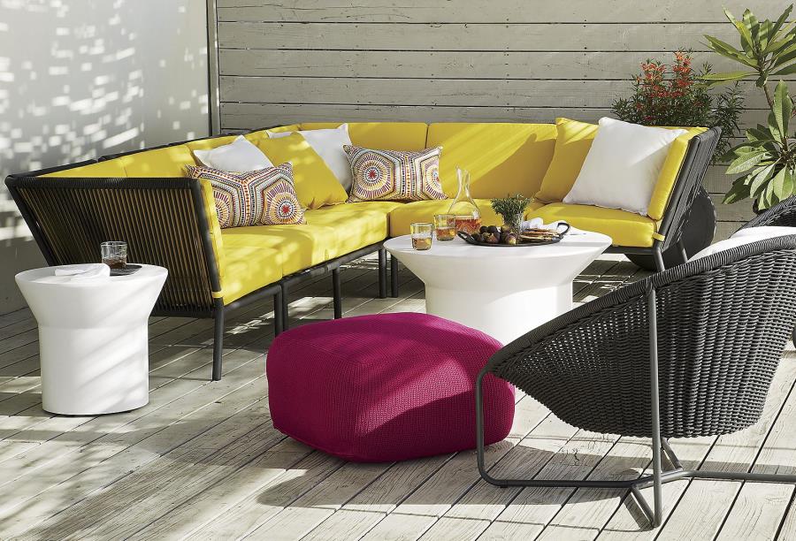 Мебель во дворе дома: диван Sunbrella от Crate & Barrel