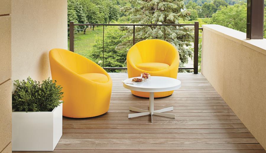Мебель во дворе дома: кресла Crest Swivel из Room & Board