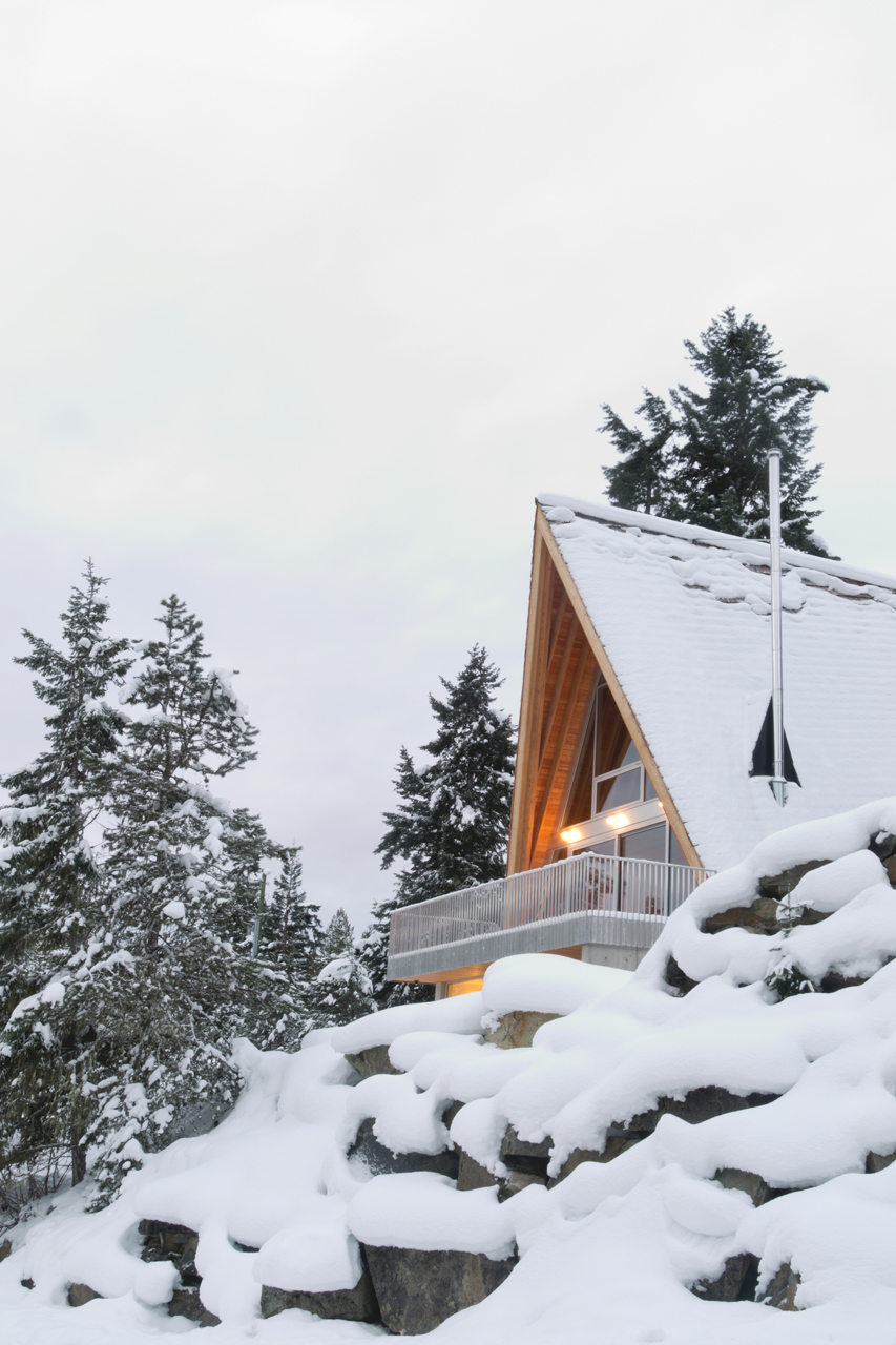 Современный дом в горах с открытым балконом