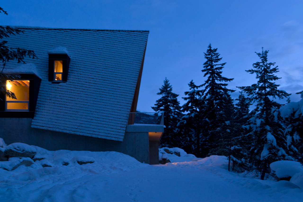 Современный дом в горах в вечернее время