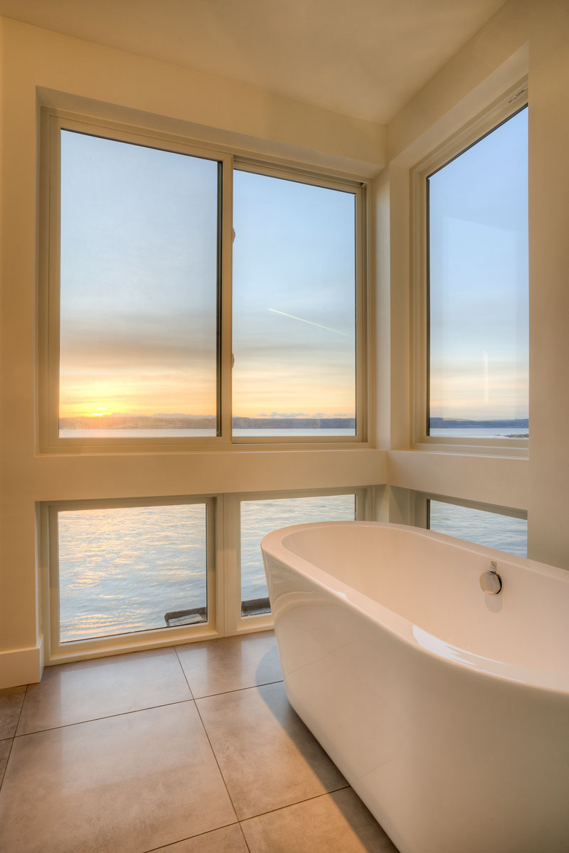 Светлая ванная комната с панорамными окнами в дизайне современного коттеджа