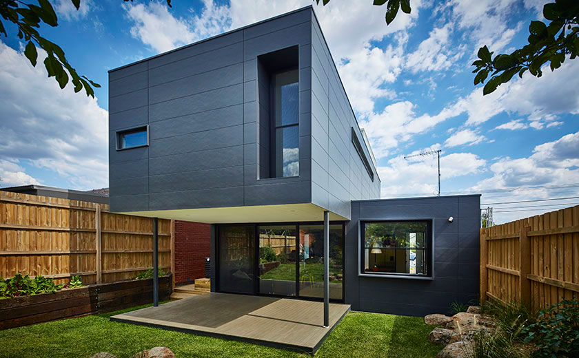 Темный цвет отделки фасада сближает современный модульный дом с индустриальным стилем