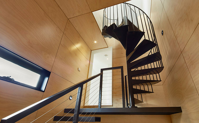 Современный модульный дом: винтовая лестница – изюминка интерьера