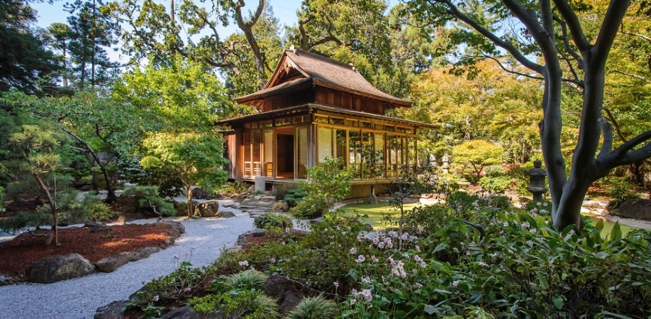 После создания японского сада вокруг дома, пейзаж приображается