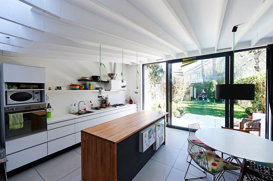 Дизайн интерьера кухни в белом цвете с включением ярких акцентов
