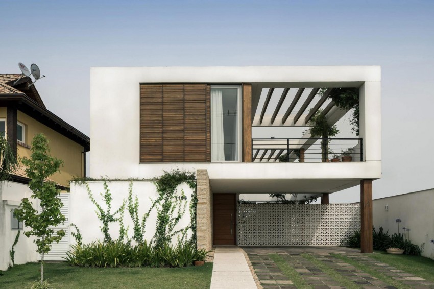 Стильный проект дома для семьи в Порту-Алегри: фасад днём