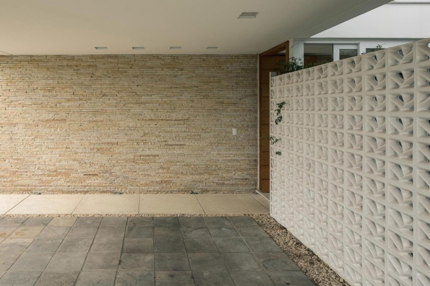 Стильный проект дома для семьи в Порту-Алегри: стена из природного камня