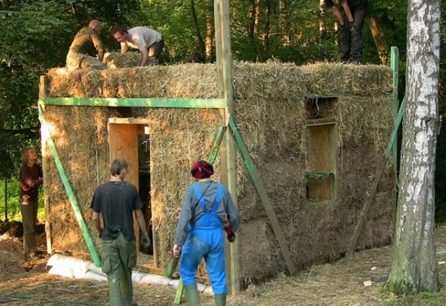 Строительство экологичного дома из сухой травы