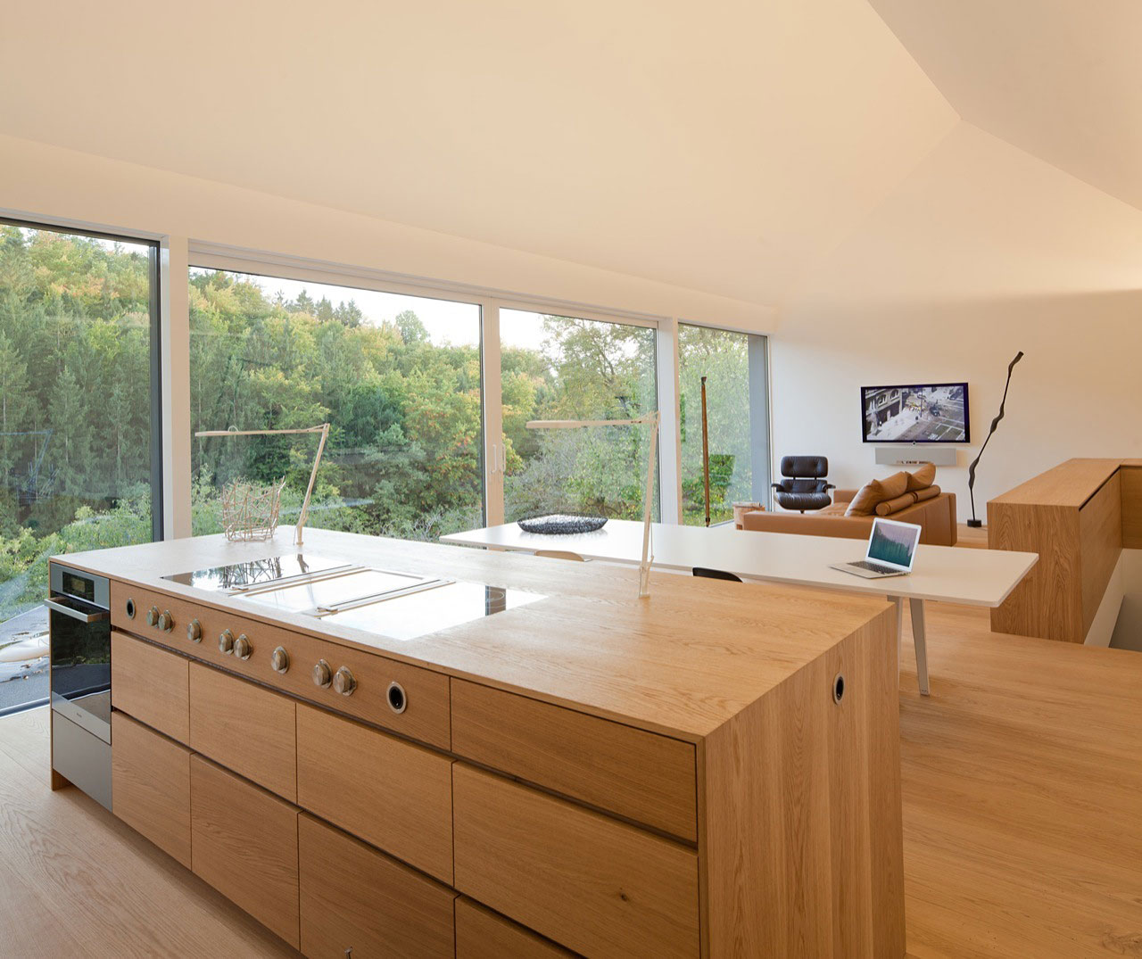 Деревянная поверхность кухонного острова Studio House в Германии