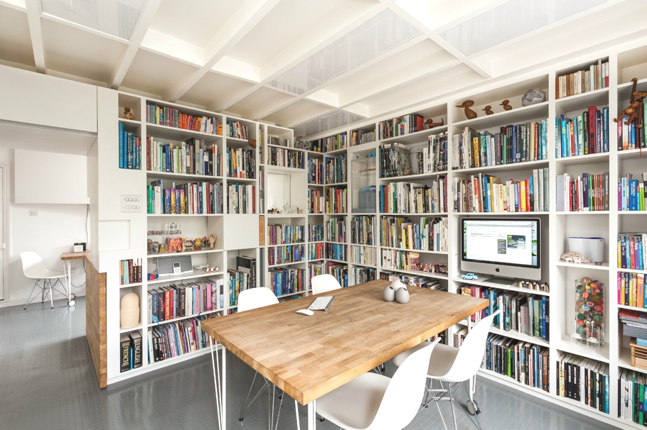 Пристройка к частному дому: книжные полки в интерьере новой гостиной