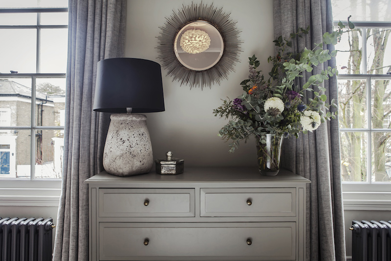Светло-серый комод в интерьере английского дома
