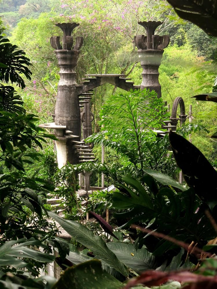 Сюрреалистический парк. Красивые колоны со ступенями