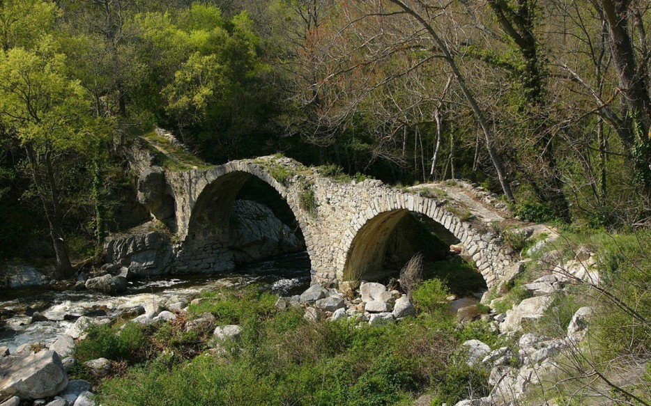 Древний мост на юге Франции