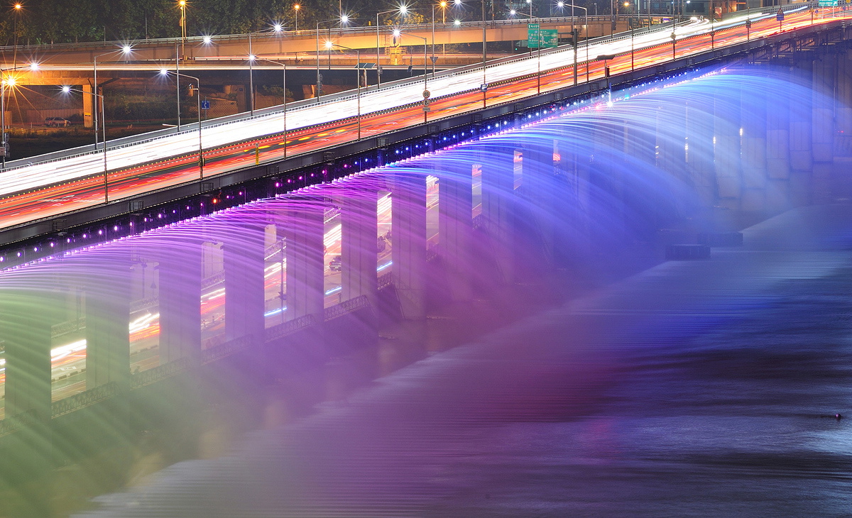 Необычный мост Фонтан радуги в Южной Корее