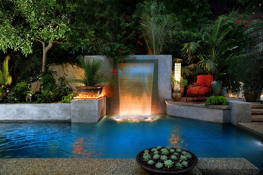 Отдых на заднем дворе с тропическим бассейном