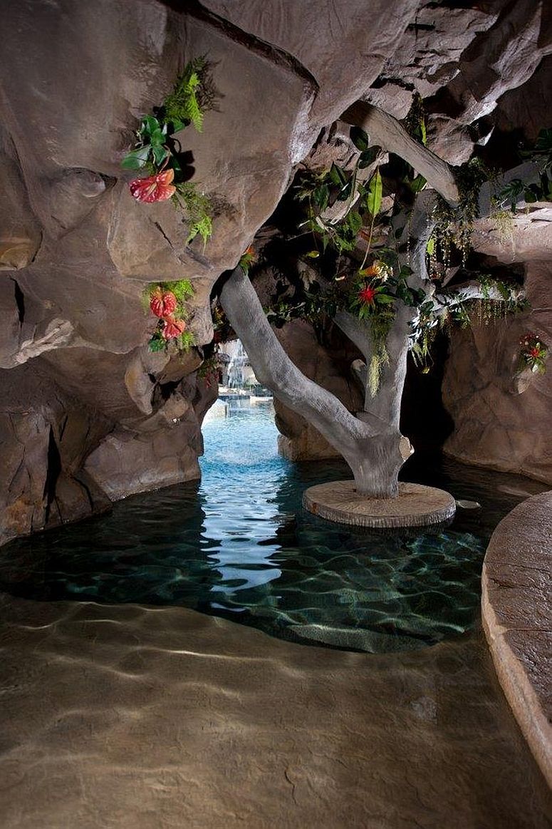Скрытая пещера рядом с тропическим бассейном