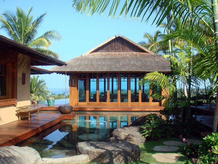Деревянная терраса с тропическим бассейном