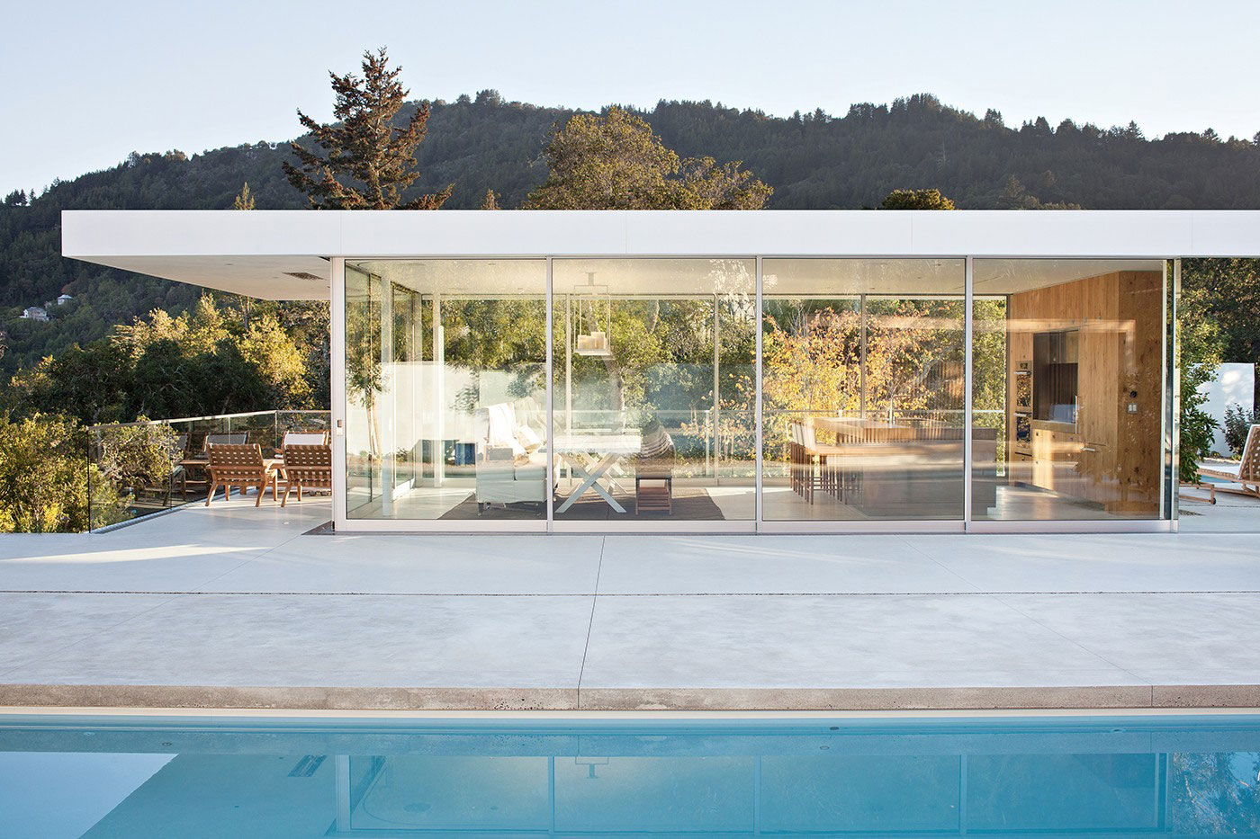 Раздвижные стеклянные двери павильона на крыше дома в Калифорнии