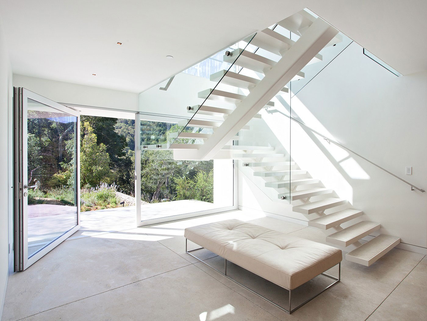 Белая лестница в интерьере Turner Residence в Калифорнии