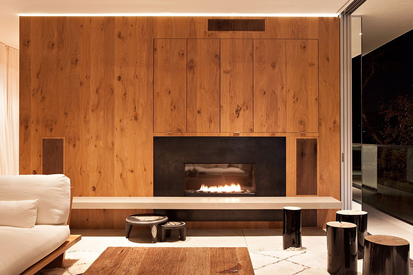 Дизайн интерьера гостиной с камином Turner Residence в Калифорнии