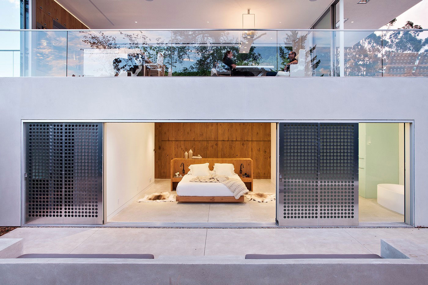 Дизайн интерьера спальни с панорамным видом Turner Residence в Калифорнии