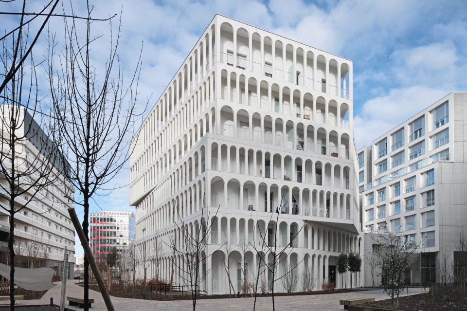 Уникальная архитектура: здание с белым фасадом