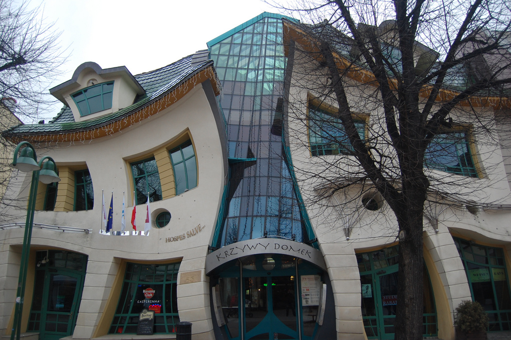 Необычный танцующий дом в Праге