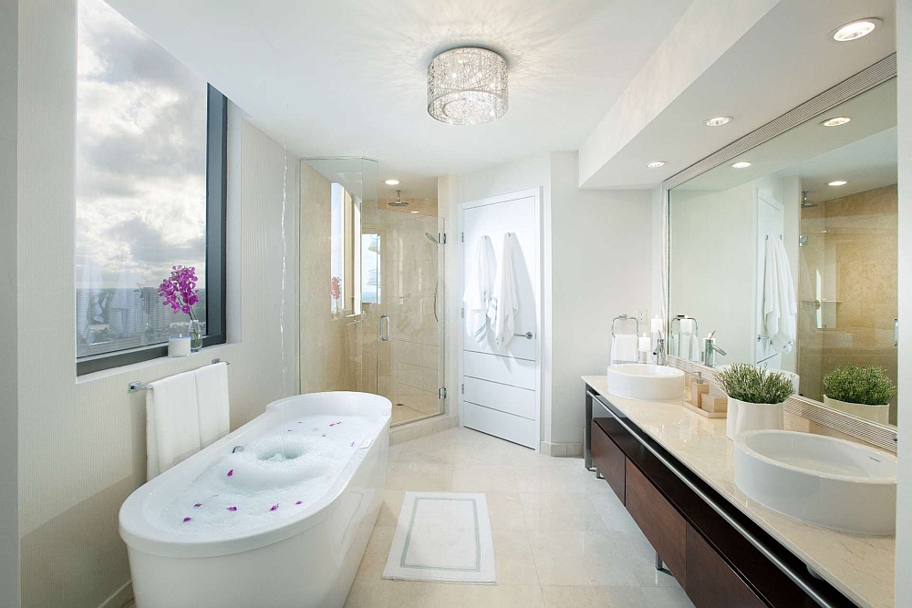 Современный дизайн ванной комнаты с видом на океан