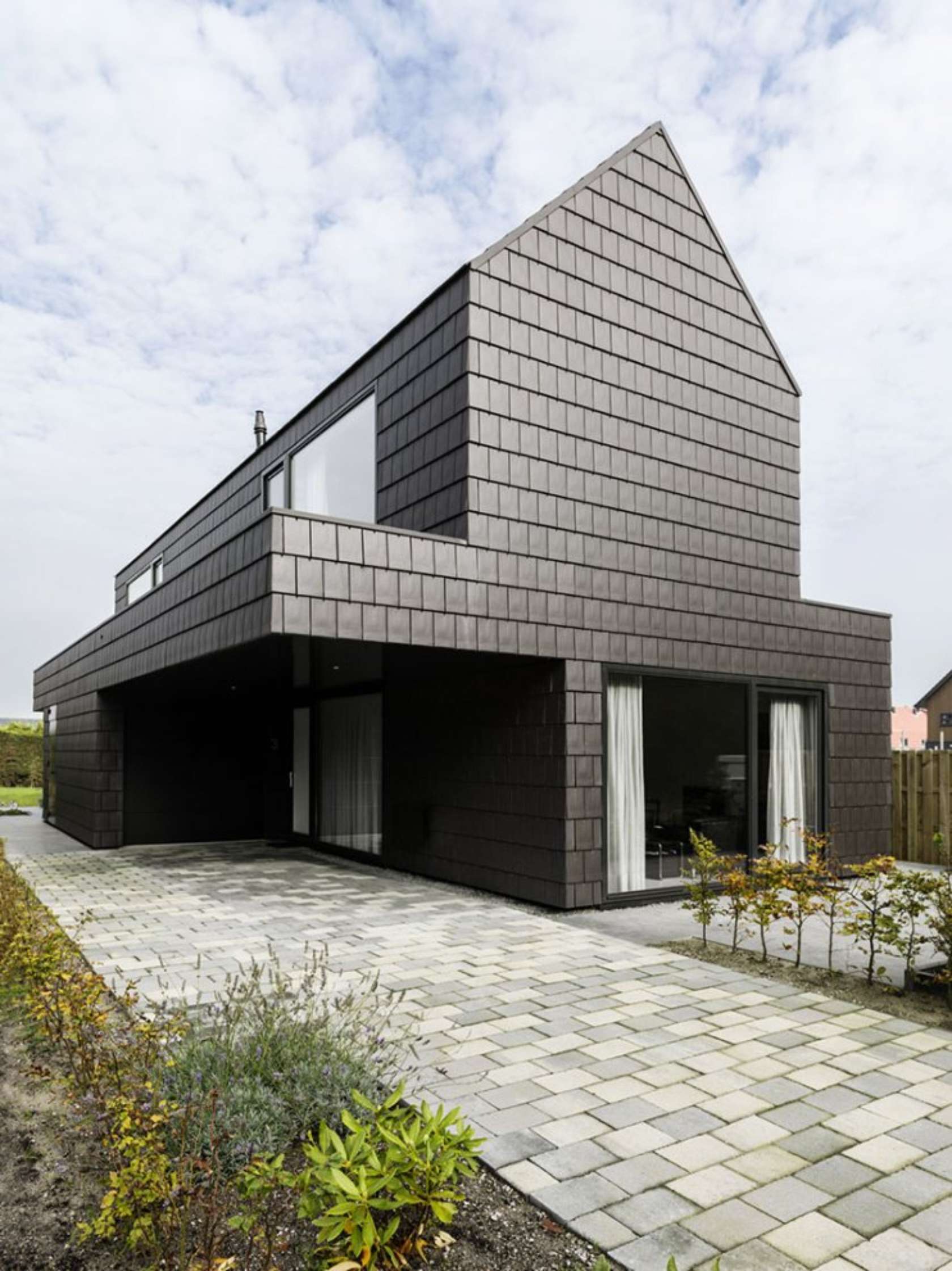 Дом v. Современный голландский стиль в архитектуре. Черный современный дом. Черный фасад. Современные дома в голландском стиле.