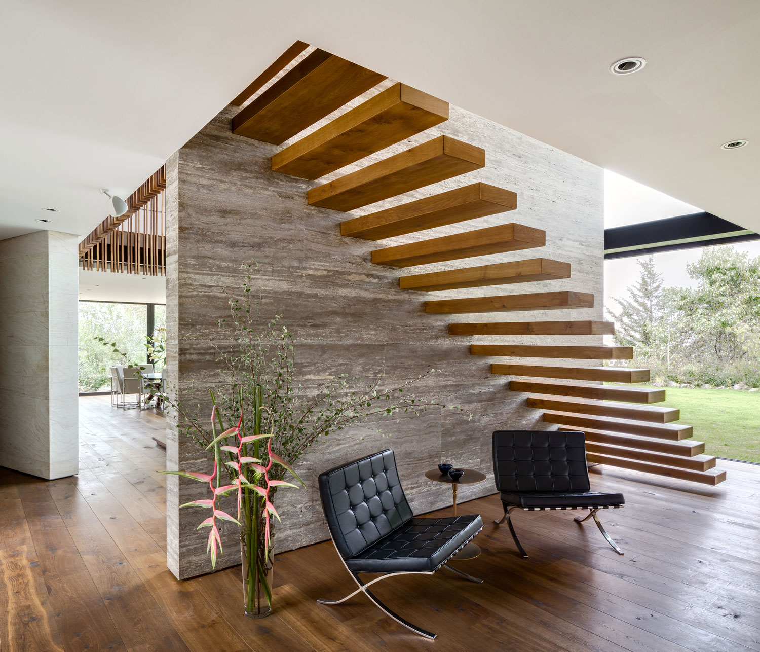 Лестница с деревянными ступеньками в интерьере дома