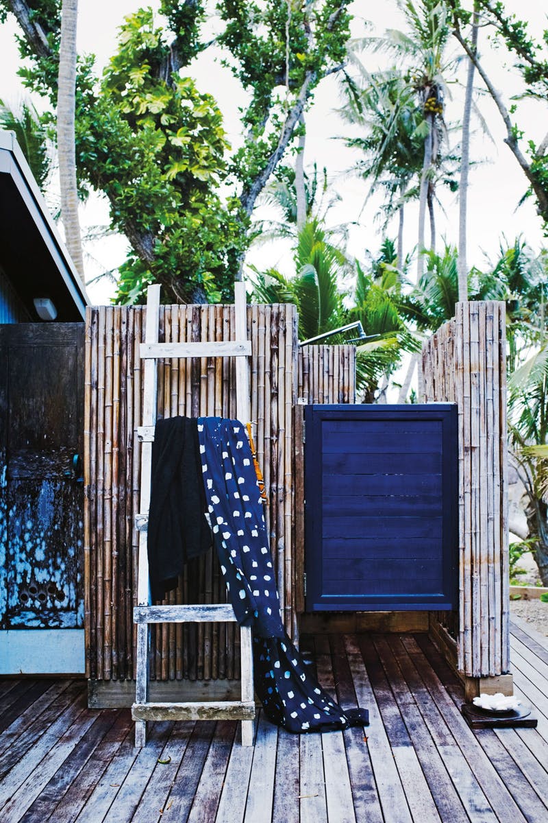 Бамбуковый душ с синей дверью