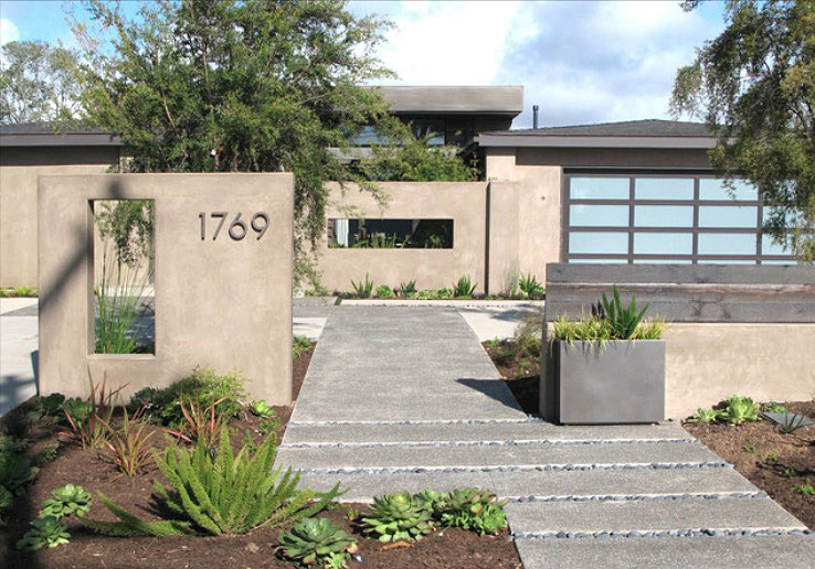 Вариант ландшафтного дизайна загородного дома - прямоугольные плиты и зелёные оазисы