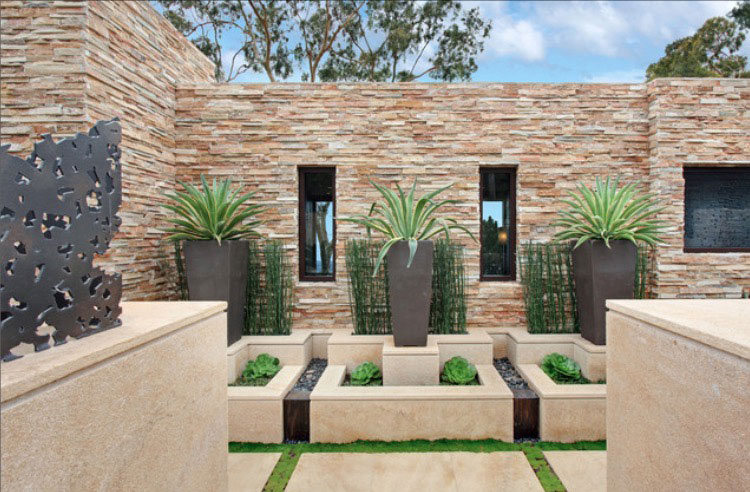 Вариант ландшафтного дизайна загородного дома -  каменные вазоны и зелёные растения