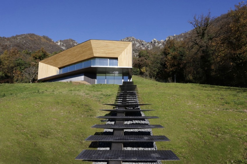 Вилла на альпийском склоне от Camillo Botticini - Металлическая наружная лестница