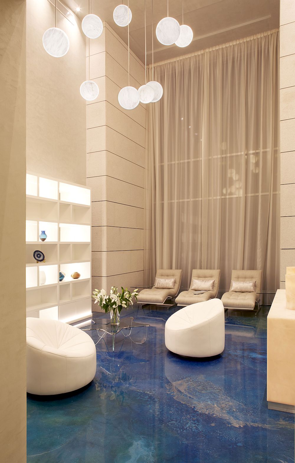 Вилла по проекту Nikki B Signature Interiors в Дубаи - интерьер комнаты в светло-бежевом цвете
