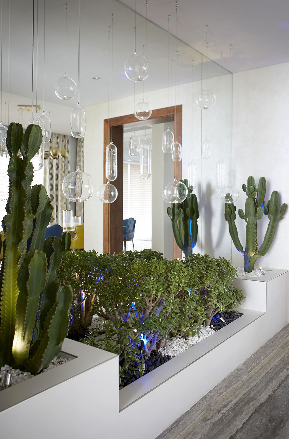 Вилла по проекту Nikki B Signature Interiors - экзотические растения в интерьере гостиной