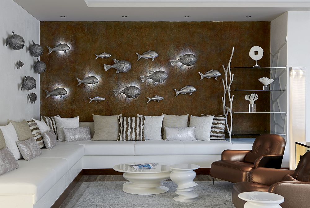 Инсталляция с объёмными фигурками рыб в гостиной виллы