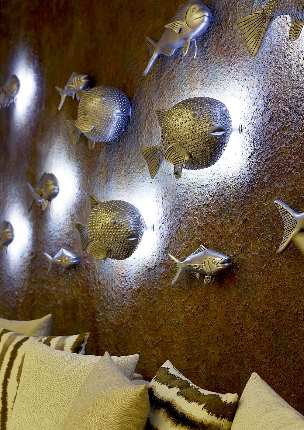 Вилла по проекту Nikki B Signature Interiors - эффектная инсталляция с объёмными фигурками рыб