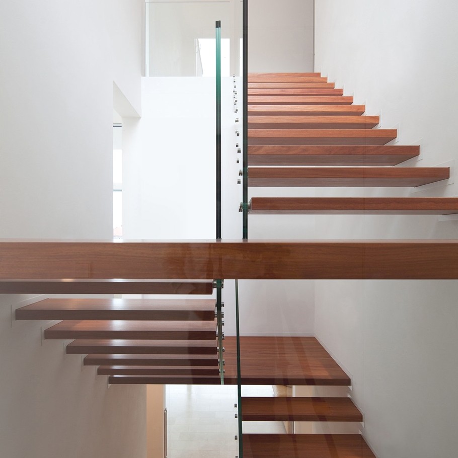 Деревянная лестница со стеклянным ограждением
