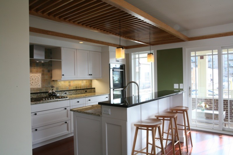 Деревянная отделка потолка на кухне