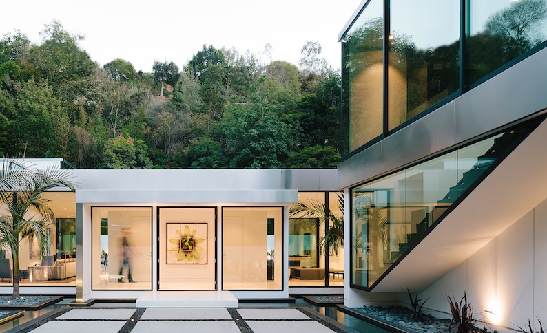 Загородный дом в стиле минимализм c раздвижными стеклянными стенами
